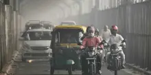 Nuova Delhi, smog da record. Aeroplani in volo per il cloud seeding, ecco come funziona