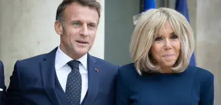 «Brigitte Macron è una trans e pedofila»: dal politico alla medium, in 10 a processo per le fake news sulla premier dame