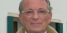 Pierpaolo Urbani, rapinato l'ex primario: scaraventato a terra e derubato del Rolex da due uomini fuggiti con un'Audi. È ferito