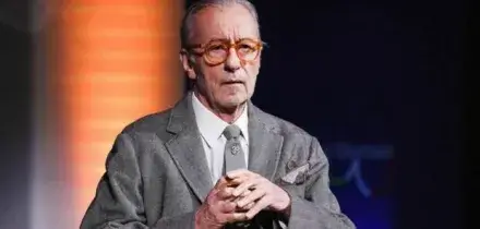 Vittorio Feltri aggredito sotto casa a Milano: «Si sono avvicinati in due, gli ho dato un pugno, mi sono sorpreso anche io»