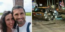 Lavinia Capobianco si schianta con l'auto sul casello dell'autostrada e muore a 41 anni. Un anno fa aveva perso il marito in un incidente in parapendio