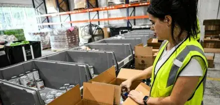 Uragano Melissa, la paura dei turisti bloccati in Giamaica: hotel sigillati e scorte di cibo. Chiusi gli aeroporti