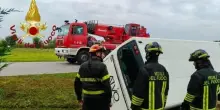 Incidente tra bus pieno di studenti e un'auto, morto il conducente ottantenne. Feriti cinque ragazzi e l'autista
