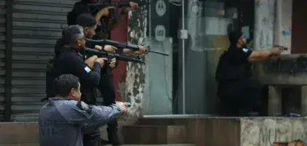 Rio, narcos attaccano la polizia con droni  Maxi operazione anti-droga: 64 morti
