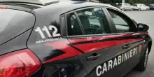 Ammazza il marito colpendolo oltre 40 volte con dei cocci, poi chiama i soccorsi: «È caduto dal tetto». Arrestata 81enne