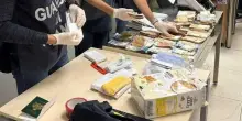 Cerca di lasciare l'Italia con oltre 160mila euro in valigia, 46enne bloccato in aeroporto: il tesoro nascosto nelle scatole di cereali