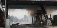 Incendio in autostrada, in fiamme il casello di Brescia sud: A21 chiusa al traffico, la colonna di fumo visibile a chilometri di distanza
