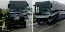 Sorpassa ma si trova davanti un bus, la conducente della Smart muore nel frontale: aveva 52 anni