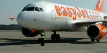 Scatta una foto all'aereo e viene lasciato a terra, Claudio Zanon denuncia: «Easyjet mi ha impedito di partire». Cosa è successo