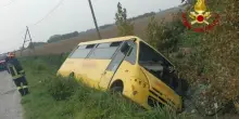Scuolabus con nove studenti esce fuori strada e finisce nel torrente, cinque feriti: grave l'autista 39enne