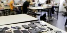 Scuola, Valditara propone a Ue divieto cellulari in classe