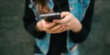 Usare i social deprime i teenager, l'alert in uno studio