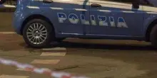 Napoli, tenta di sedare una lite in strada: accoltellato 18enne