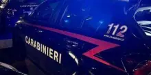 In fuga da posto di blocco travolgono coppia in auto, morto un 56enne