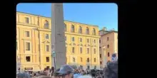 Anche Harry Styles a San Pietro per l'elezione di Papa Leone XIV