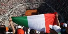 Sinner, un bambino 'carota' e un "forza Juve" per Bastoni: cori e cartelloni al Foro