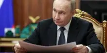 Ucraina, Putin attacca: "Sanzioni? Occidente si danneggia da solo, idioti"