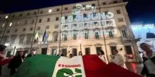 Referendum cittadinanza, blitz del comitato promotore: logo su facciata Palazzo Chigi - Foto