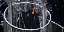 Eurovision, fischi alla cantante israeliana Yuval Rapahel: sventola bandiera palestinese