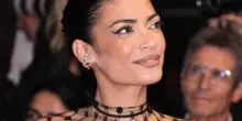 Cannes, per Elodie eleganza e gusto retrò nel primo red carpet da attrice