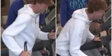 Sinner, che risate a Parigi: Jannik in lacrime sul tapis roulant - Video