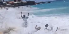 Caraibi, onda travolge una coppia a riva e la scaglia contro le rocce - Video