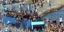 Scudetto del Napoli, festa sul lungomare: bus sfilano tra migliaia di tifosi