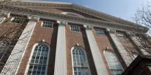 Usa, giudice federale blocca nuovamente esclusione studenti stranieri ad Harvard