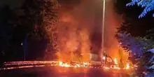 Commando assalta centro logistico a Lacchiarella, camion in fiamme e chiodi sulle strade
