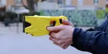 Pescara, 30enne muore dopo essere stato colpito con il taser