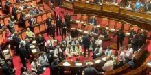 Dl sicurezza, ok con fiducia: in Senato è quasi rissa