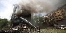 Ucraina, nuovo attacco a Kharkiv: 3 morti. Trump: "Kiev ha dato a Putin un motivo per bombardare"