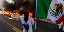 Los Angeles, scontri fra polizia e manifestanti: strade bloccate e auto incendiate