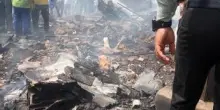 Aereo caduto in India, il superstite si alza tra i rottami - Video
