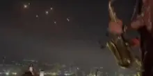 Guerra Israele-Iran, missili nel cielo e musica alla festa: il video virale