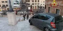 Roma, auto finisce su scalinata di Trinità dei Monti: soccorso 81enne al volante