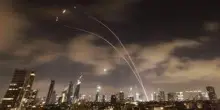 Iran attacca Israele con missili ipersonici. Khamenei: "La battaglia ha inizio"