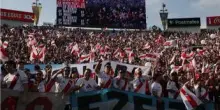Tifoso del River Plate brucia l'auto, poi con soldi assicurazione vola al Mondiale per Club - Video