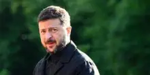 Ucraina, Zelensky firma legge che frena anticorruzione: migliaia protestano in piazza