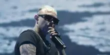 Gli chiedono biglietti gratis per il concerto a San Siro, lo sfogo di Lazza: "Non fate i grattoni"
