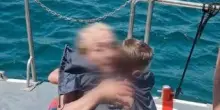 Bimbo di 5 anni e nonna trascinati al largo con il materassino - Video