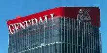 Milano, si stacca l'insegna della Torre Generali: ipotesi alte temperature