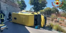 Pulmini con 21 bambini si ribalta, quattro feriti