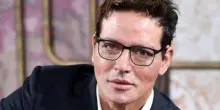 Infortunio sul set per Gabriel Garko, il video dall'ospedale sulla sedia a rotelle