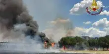 Incendio a Roma, fiamme partite da baracca raggiungono barriere anti rumore sul Gra: salvata una donna