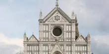 Si arrampicano sulla facciata di Santa Croce a Firenze, ripresi in video choc