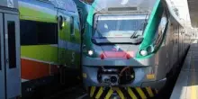 Milano, rapina su un treno: accoltellato turista americano, è caccia ai banditi