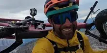 Biker estremo star dei social precipita per 200 metri, trovato morto Andreas Tonelli