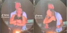 Usa, sospesi dal lavoro il Ceo e la collega 'pizzicati' dalla kiss cam al concerto dei Coldplay