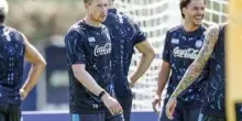 Napoli, De Bruyne come... Maradona: palleggia di stinco e incanta i tifosi